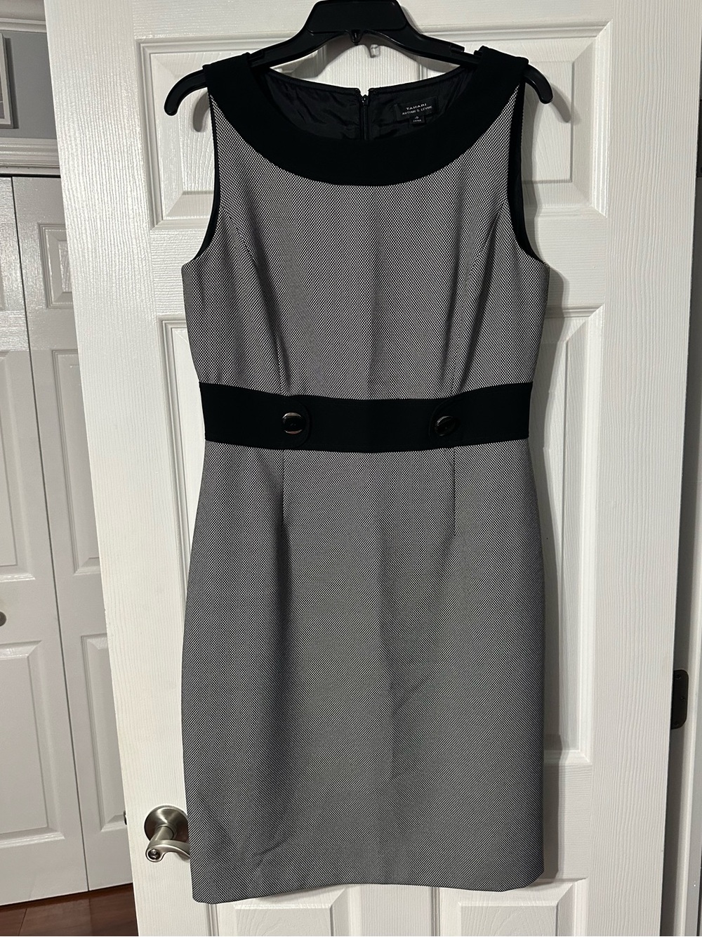 Tahari Arthur S. Levine Black and Gray Sleeveless Sheath Dress